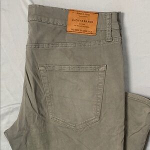 LUCKY BRAND | 34X32 MENS | 410 ATHLETIC SLIM CHINO PANTS TAUPE GREY GREEN 80318
